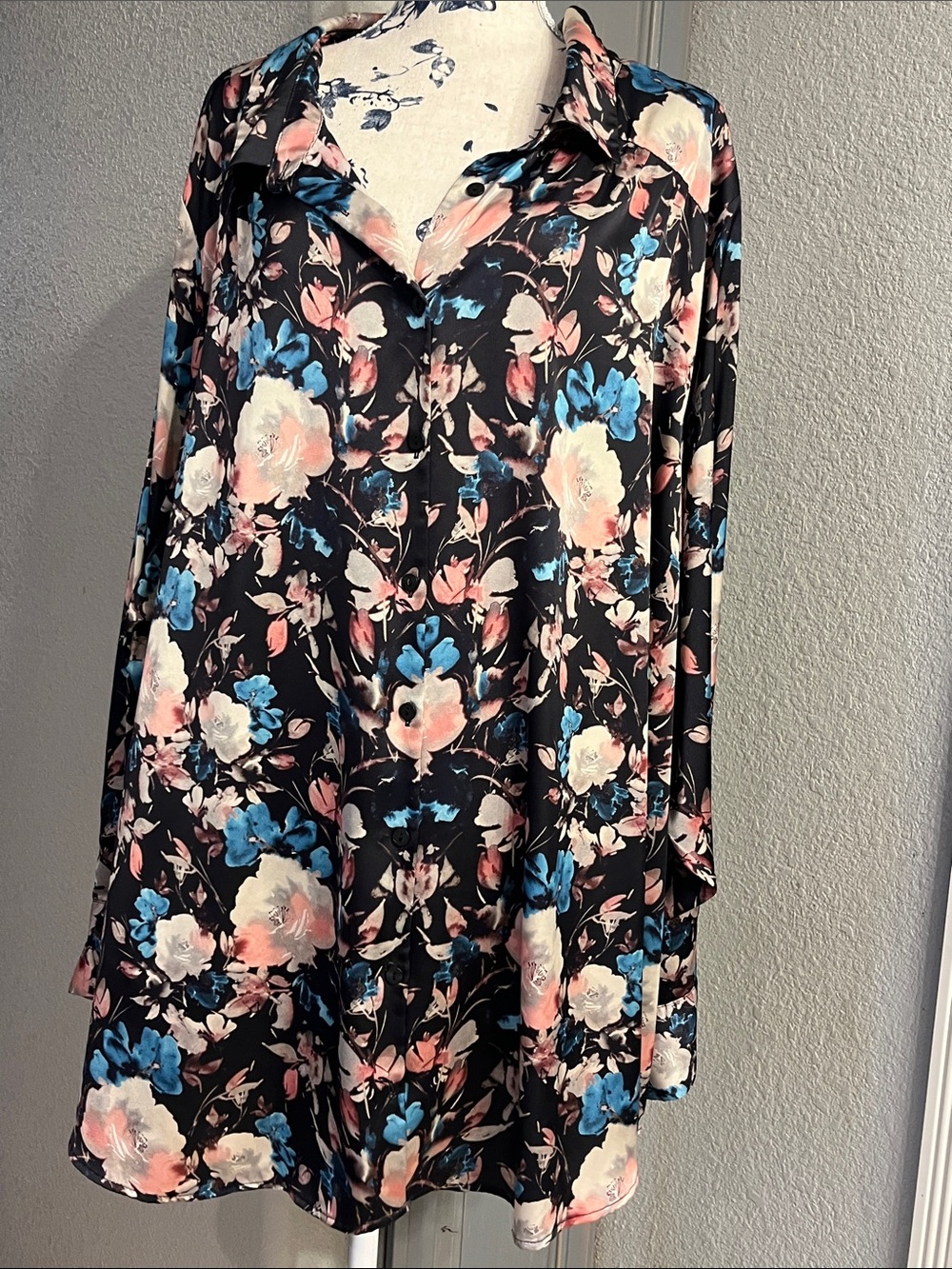 torrid Black Floral Long Sleeve Button-Front Tunic with Blue & Pink Blooms